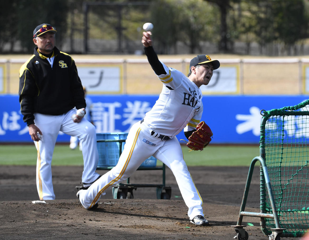 ソフトバンク春季キャンプ　真砂勇介、上林誠知の打撃投手を務める石川柊太（撮影・今浪浩三）