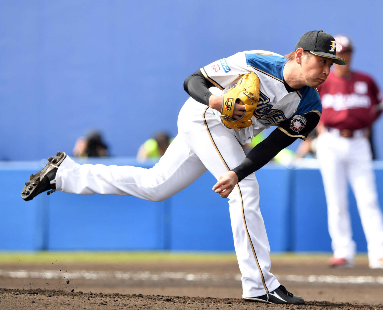 日本ハム対楽天　日本ハム2番手で投球する加藤（撮影・滝沢徹郎