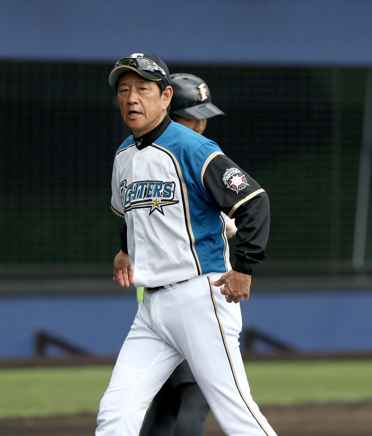 日本ハム対楽天　選手交代を告げる日本ハム栗山監督（撮影・佐藤翔太）