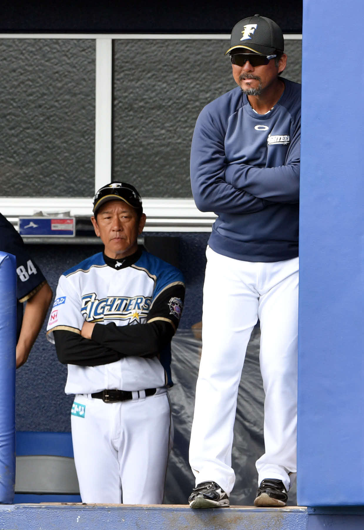日本ハム対楽天　戦況に視線を送る日本ハム栗山監督（奥）と小笠原ヘッドコーチ（撮影・滝沢徹郎）