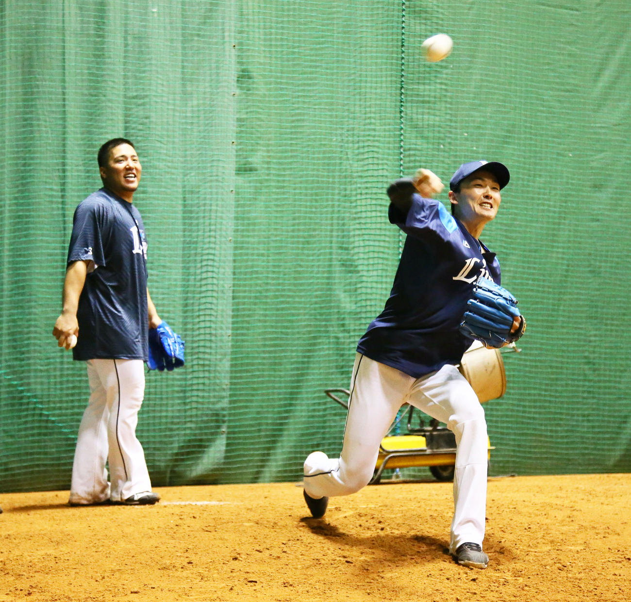 ブルペンで投球を披露する西武の源田（右）と山川（撮影・足立雅史）