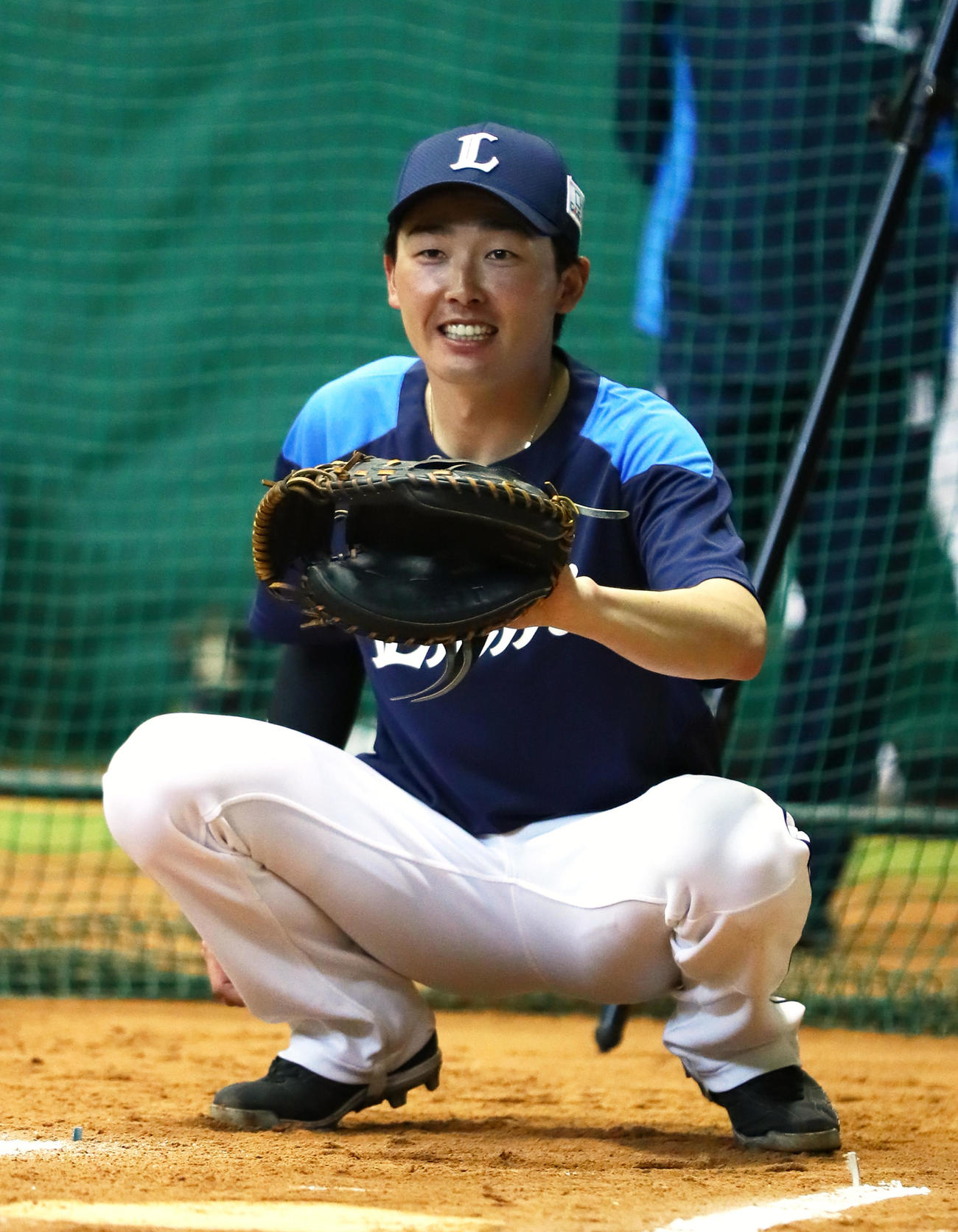 ブルペンで西武森の投球を受ける源田（撮影・足立雅史）