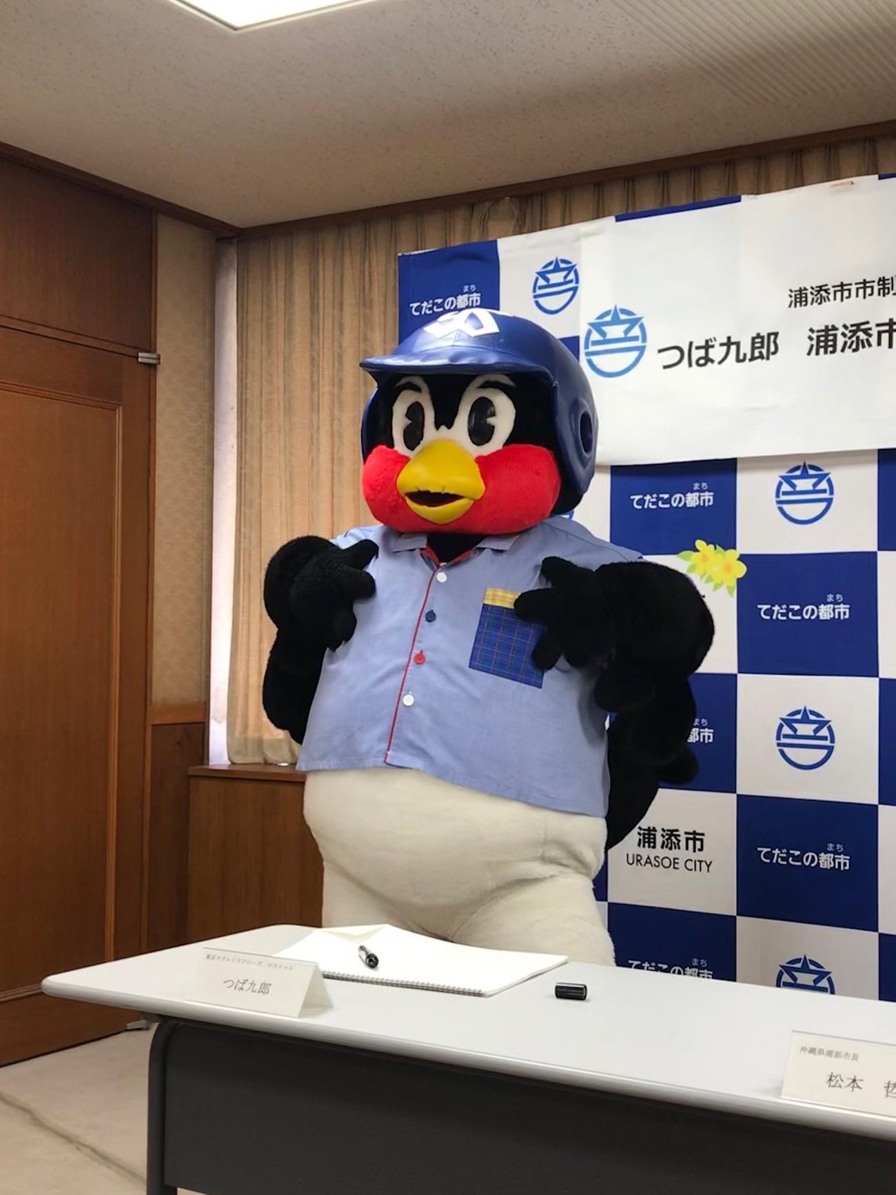 「うらそえ織」のオリジナルかりゆしウエアをアピールするつば九郎（撮影・保坂恭子）