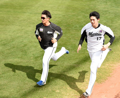 練習試合 広島対ロッテ 試合前にダッシュするロッテ佐々木朗(右)と小島(撮影・横山健太)
