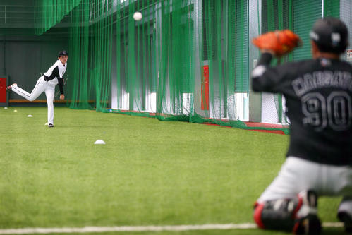 ロッテ対広島 試合前、室内練習場で捕手を座らせて投球練習するロッテ佐々木朗(撮影・垰建太)