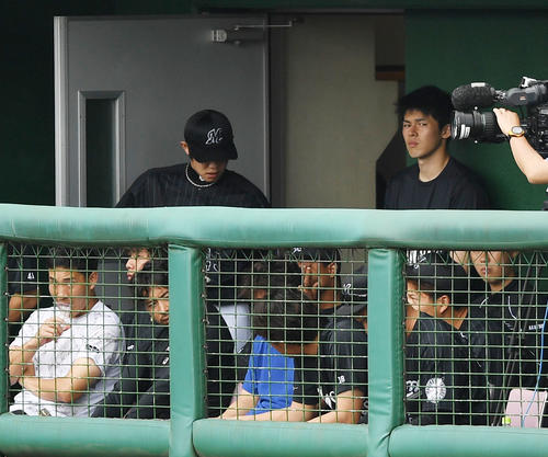練習試合 広島対ロッテ ベンチ横から試合を見学するロッテ佐々木朗(右)(撮影・横山健太)