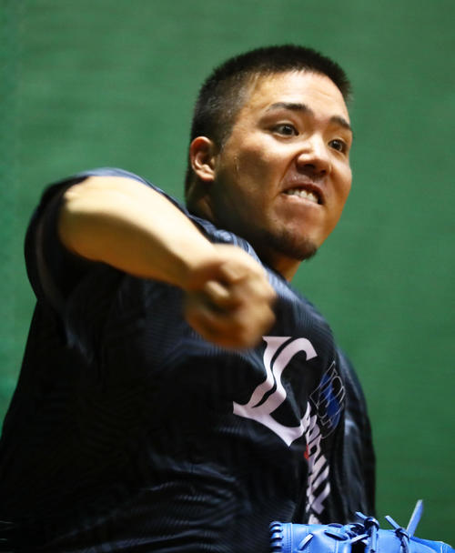 ブルペンで投球を披露する西武山川(撮影・足立雅史)