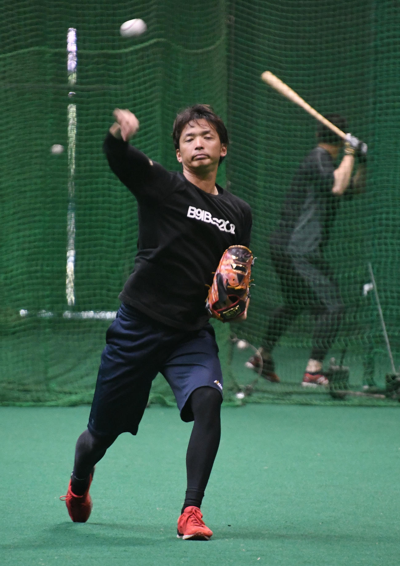 休日を返上し、投球練習するソフトバンク東浜巨（撮影・今浪浩三）