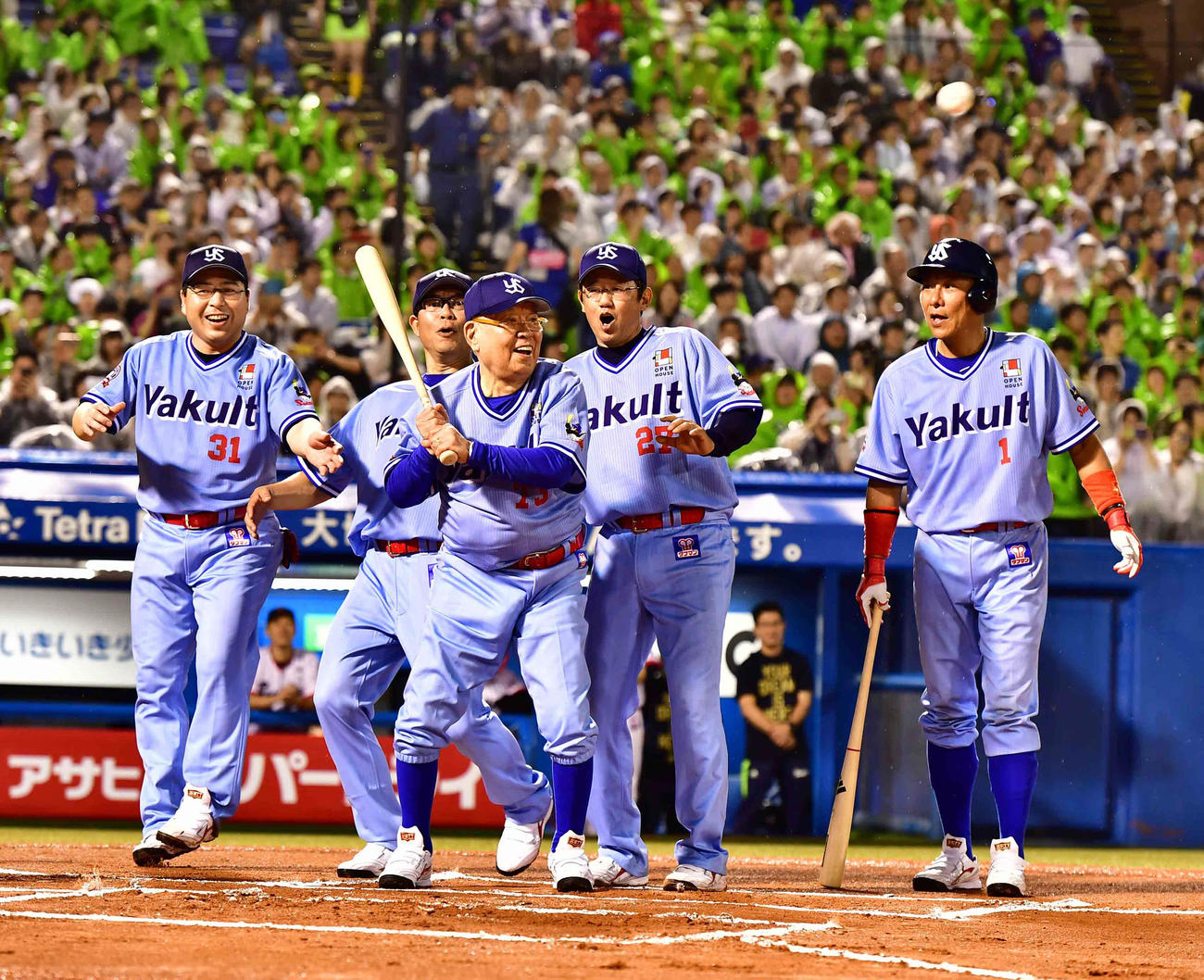 19年7月　ヤクルト球団設立50周年記念OB戦で、古田敦也氏ら教え子に囲まれて打席に立った野村克也さん（中央）