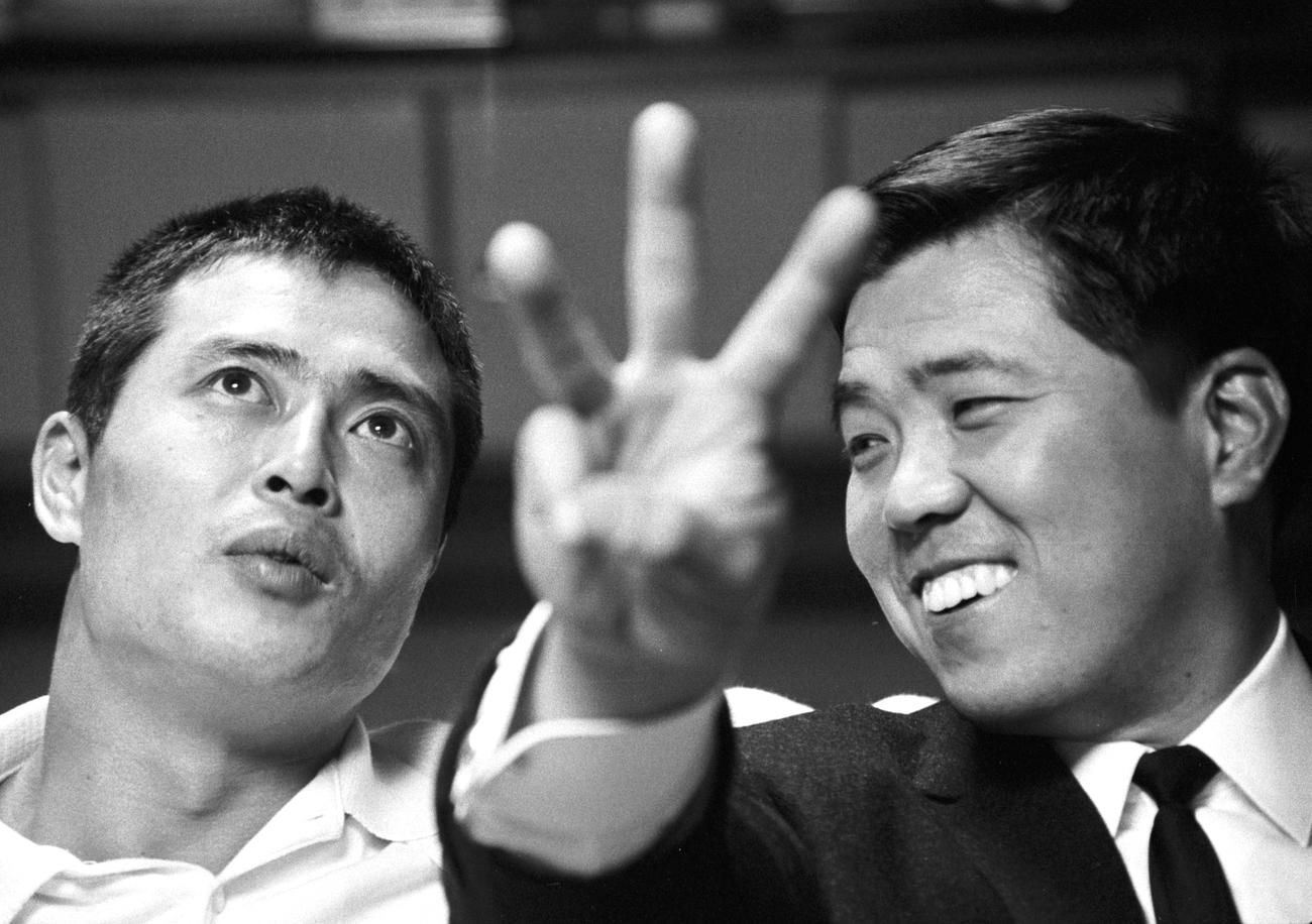 王貞治と三冠談義　オープン戦が雨天中止となり巨人の王貞治（左）と三冠王を狙うと話に花が咲く南海の野村克也氏（1966年4月1日撮影）