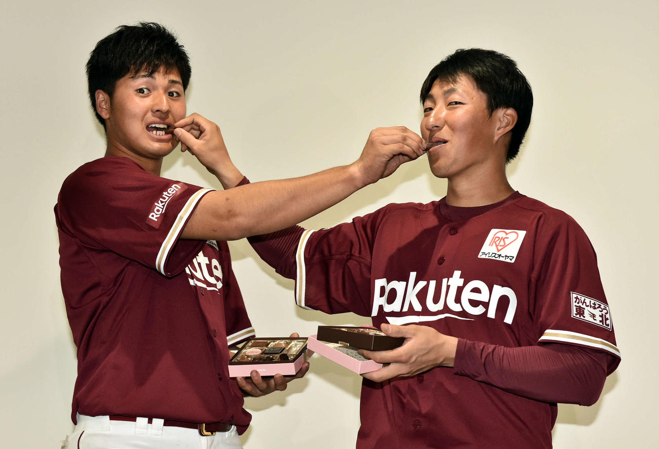 バレンタインチョコを食べさせ合う楽天黒川（左）と小深田（撮影・滝沢徹郎）