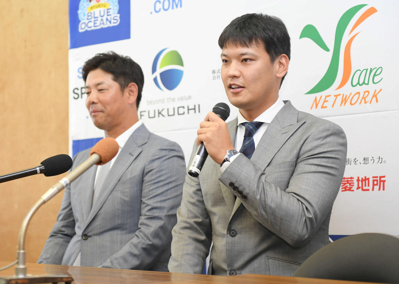 琉球ブルーオーシャンズへの入団を発表し、記者会見で意気込みを話す村中（右）。左は清水監督（撮影・加藤諒）