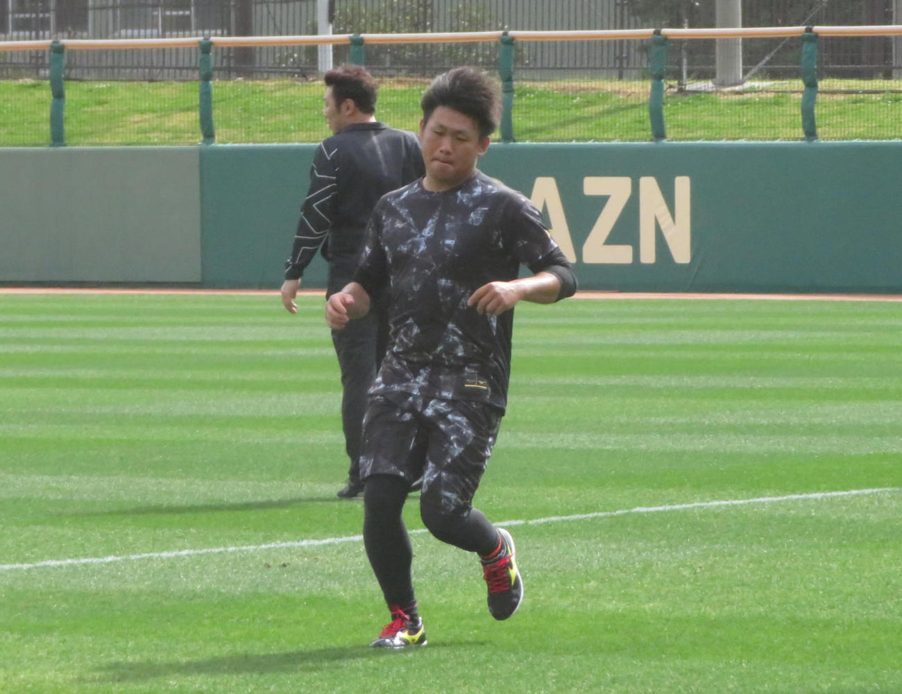 ショートダッシュで調整する巨人田口（撮影・久保賢吾）