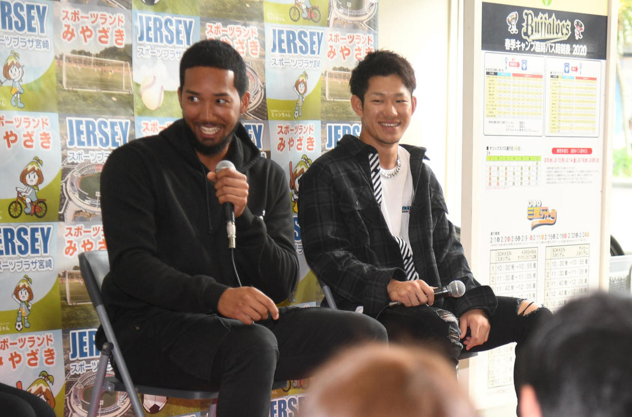 トークショーで笑顔のオリックス宗佑磨（左）と西浦颯大（撮影・渦原淳）