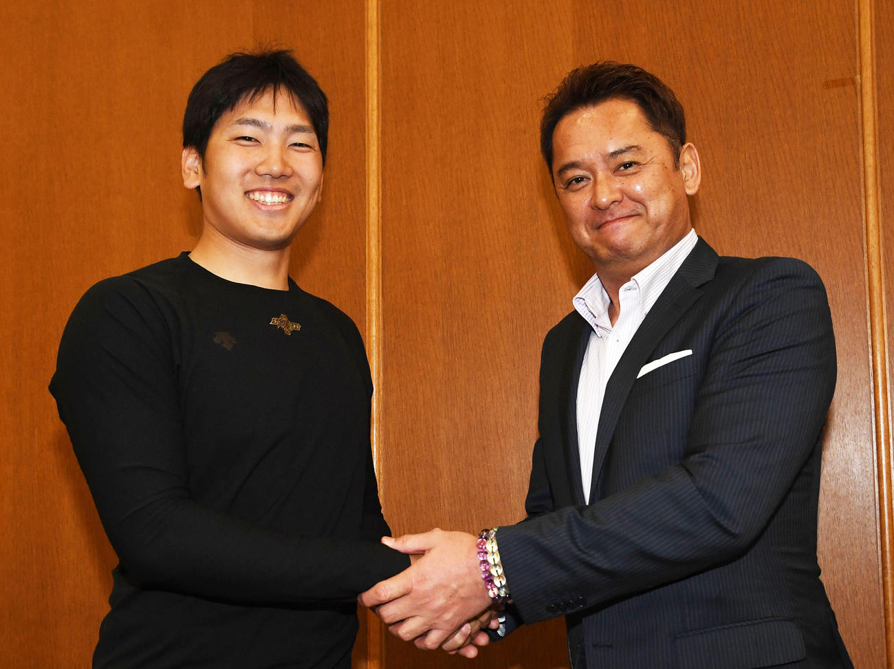 インタビュー後、日刊スポーツ新聞評論家の浜名氏（右）と握手を交わす石川（撮影・今浪浩三）