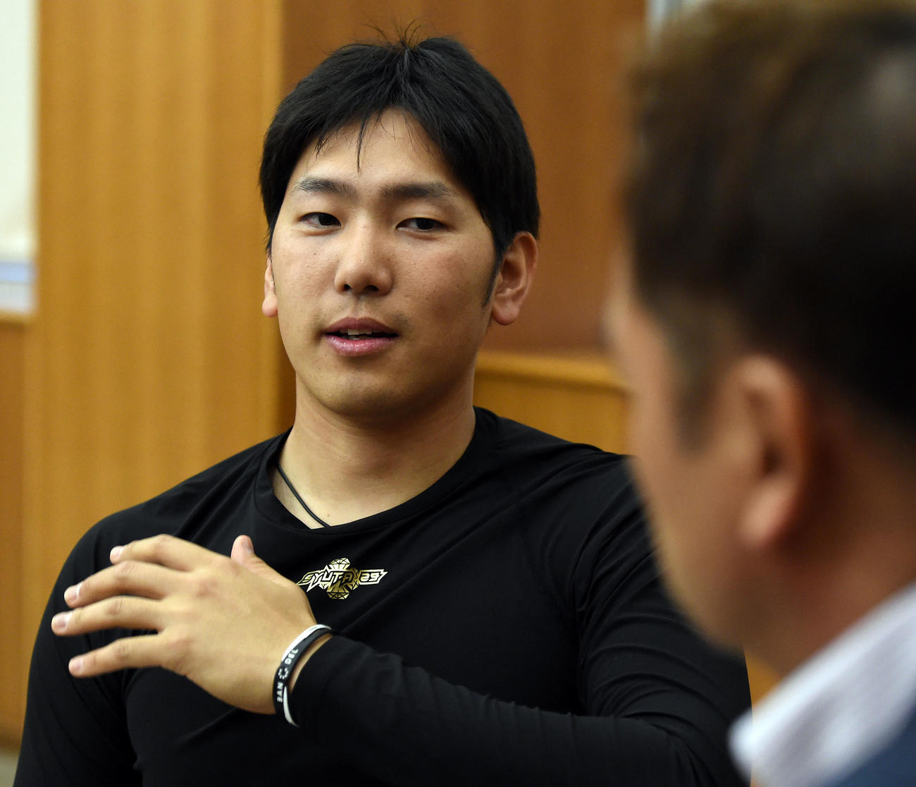 本紙評論家の浜名千広と対談する石川柊太（左）（撮影・今浪浩三）