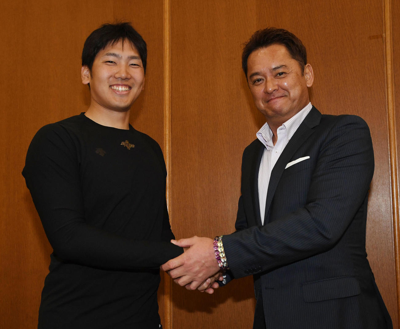インタビュー後、日刊スポーツ新聞評論家の浜名氏（右）と握手を交わす石川（撮影・今浪浩三）