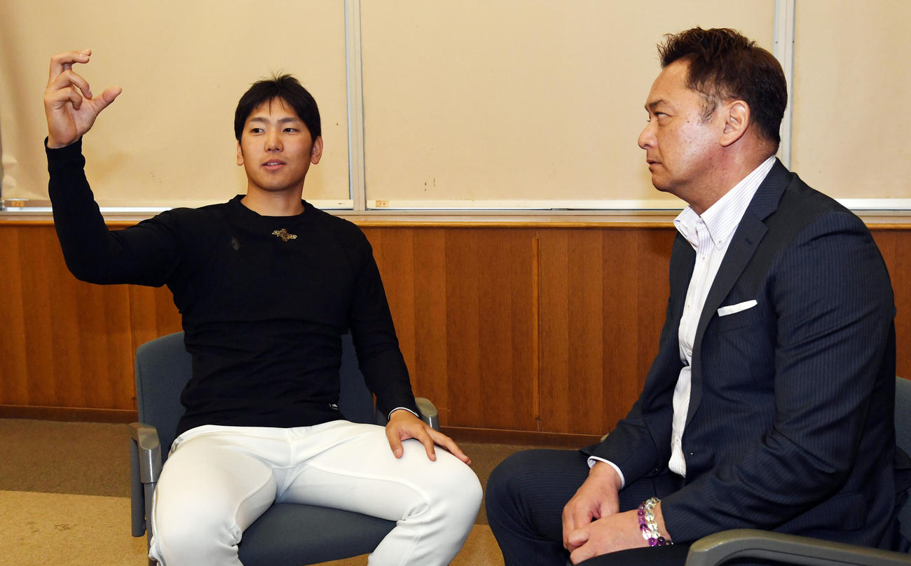 石川に球種を聞く浜名氏（撮影・今浪浩三）