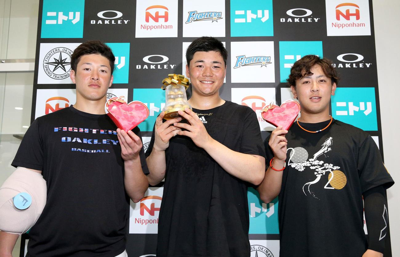 報道陣からチョコレートをプレゼントされ笑顔の左から吉田、清宮、河野（撮影・佐藤翔太）
