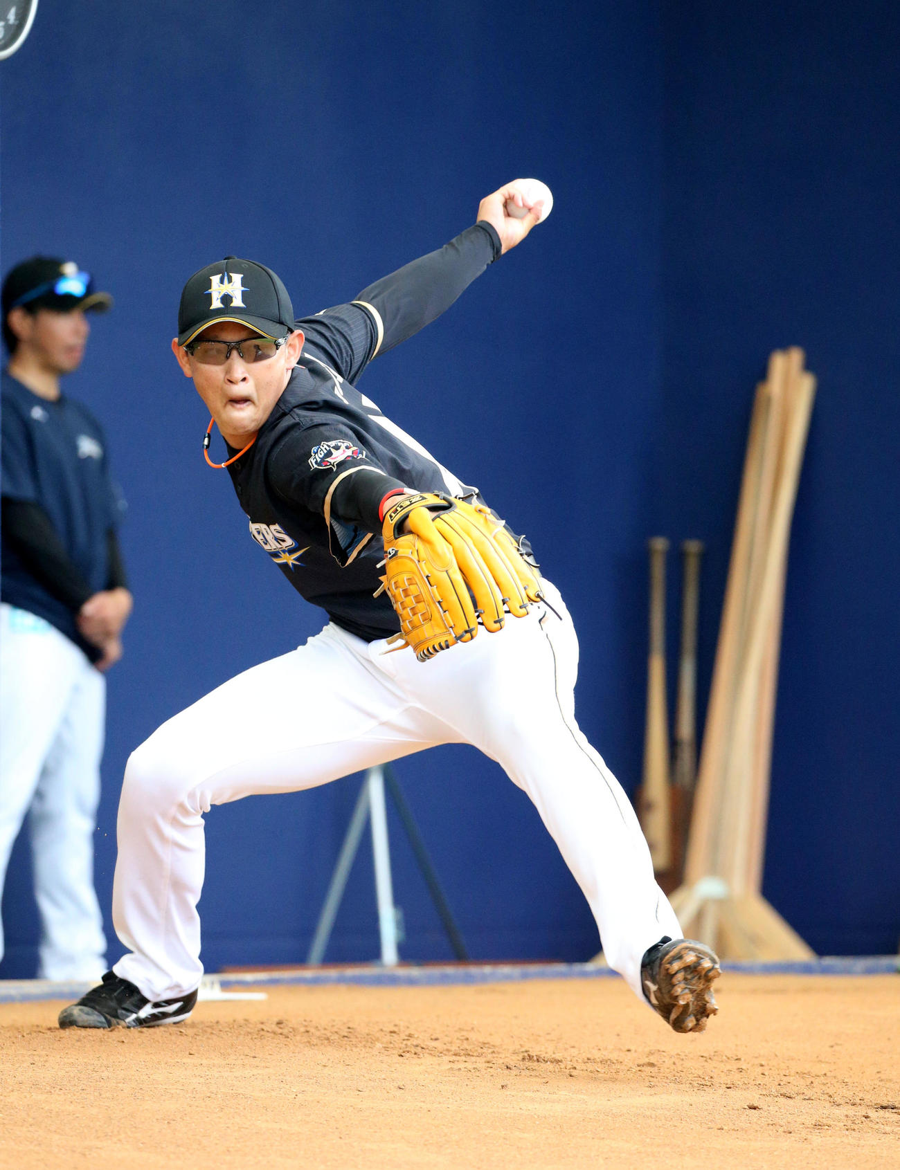 ブルペンで力投する日本ハム鈴木健（撮影・佐藤翔太）