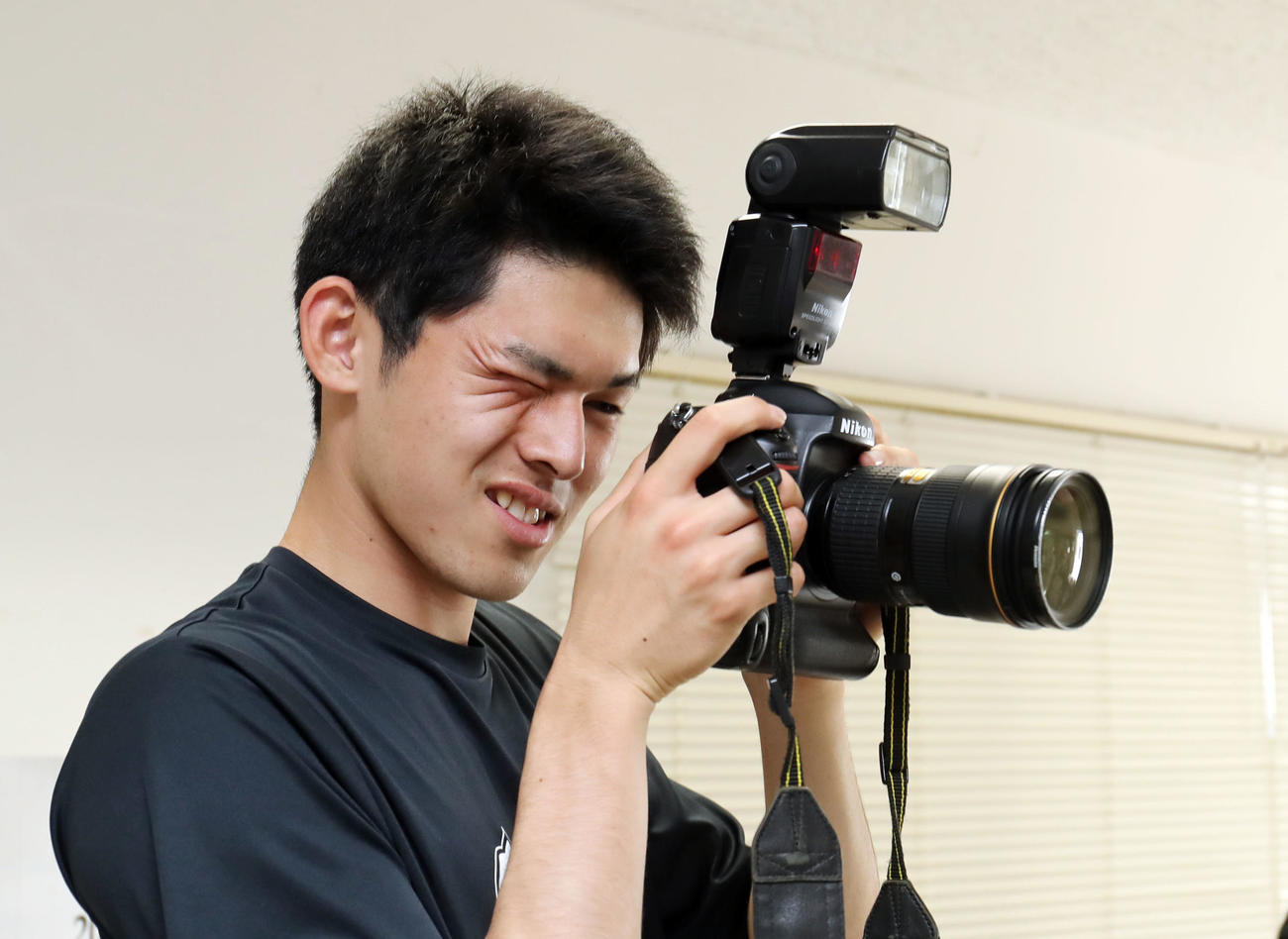 カメラを構えるロッテ佐々木朗