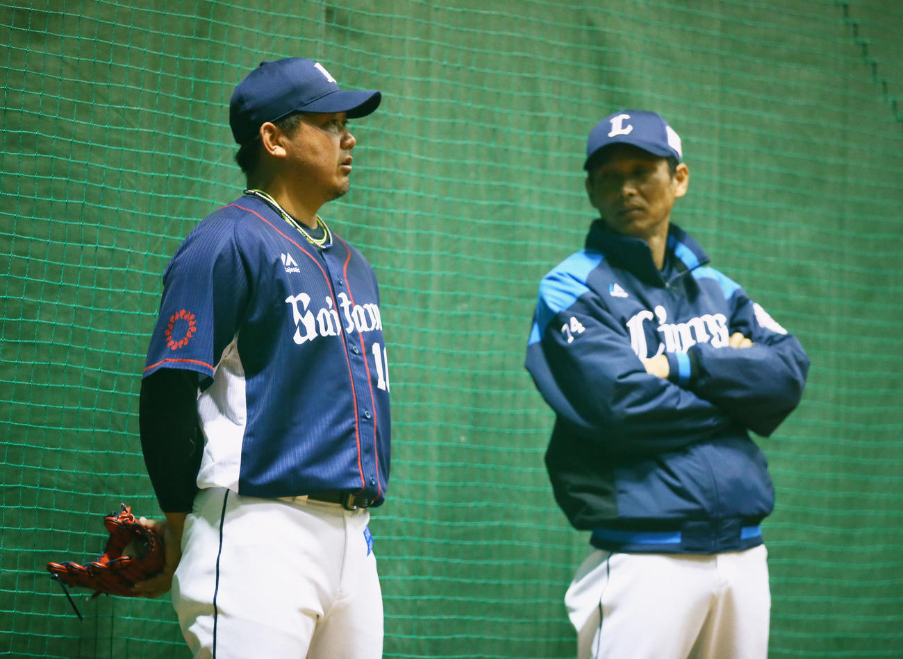 ブルペンでの投球を終えた西武松坂（左）は西口コーチと会話を交わす（撮影・足立雅史）