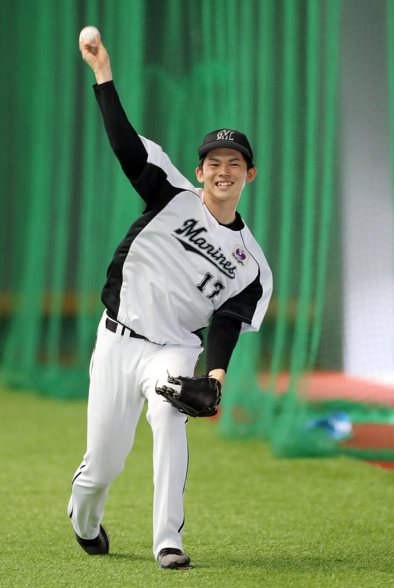 ロッテ対広島　試合前、室内練習場でキャッチボールするロッテ佐々木朗希（撮影・垰建太）