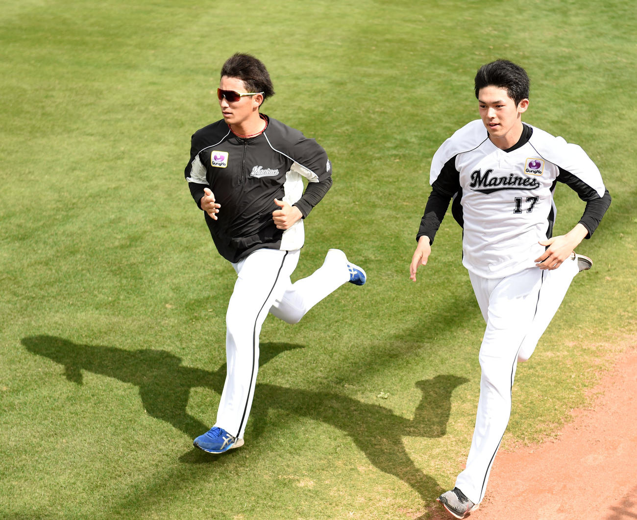 練習試合　広島対ロッテ　ダッシュするロッテ佐々木朗希（右）と小島（撮影・横山健太）