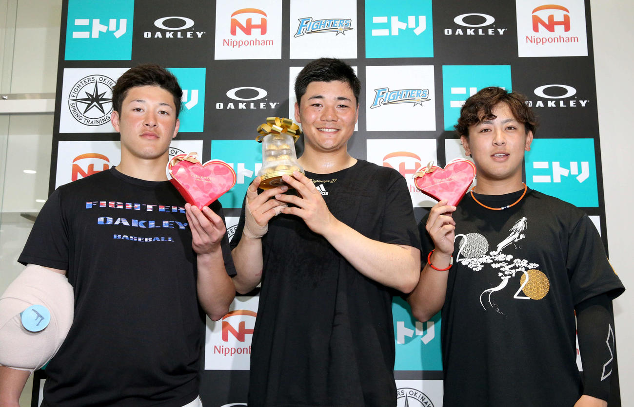 報道陣からチョコレートをプレゼントされ笑顔の左から吉田、清宮、河野（撮影・佐藤翔太）