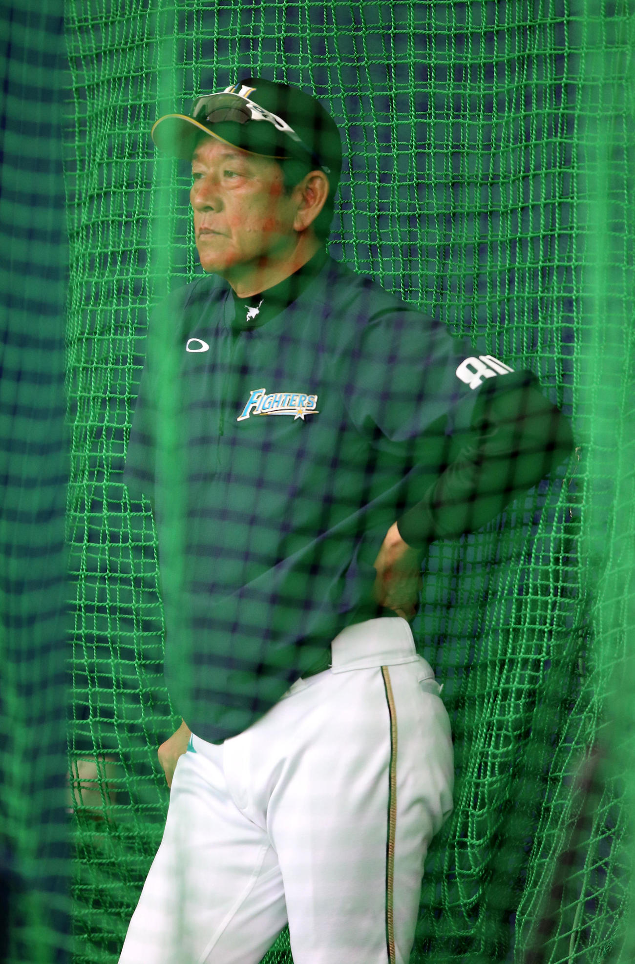 日本ハム吉田輝のブルペンを見つめる栗山監督（撮影・佐藤翔太）