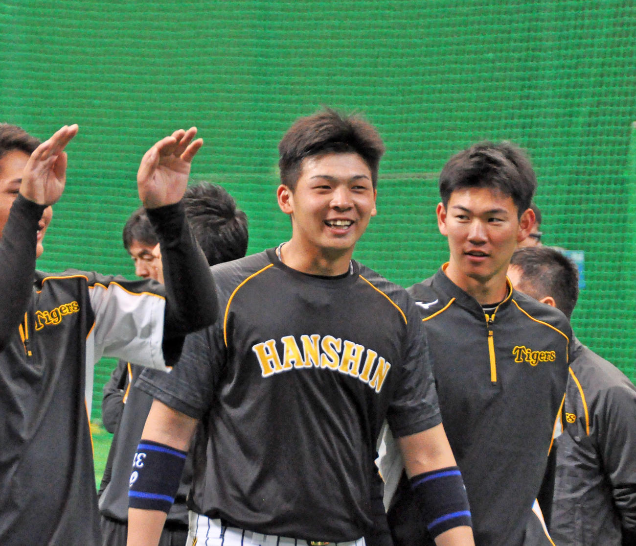 阪神ドラフト2位井上広大外野手は同3位及川雅貴投手（右）らと明るい表情で練習を行う（撮影・石橋隆雄）