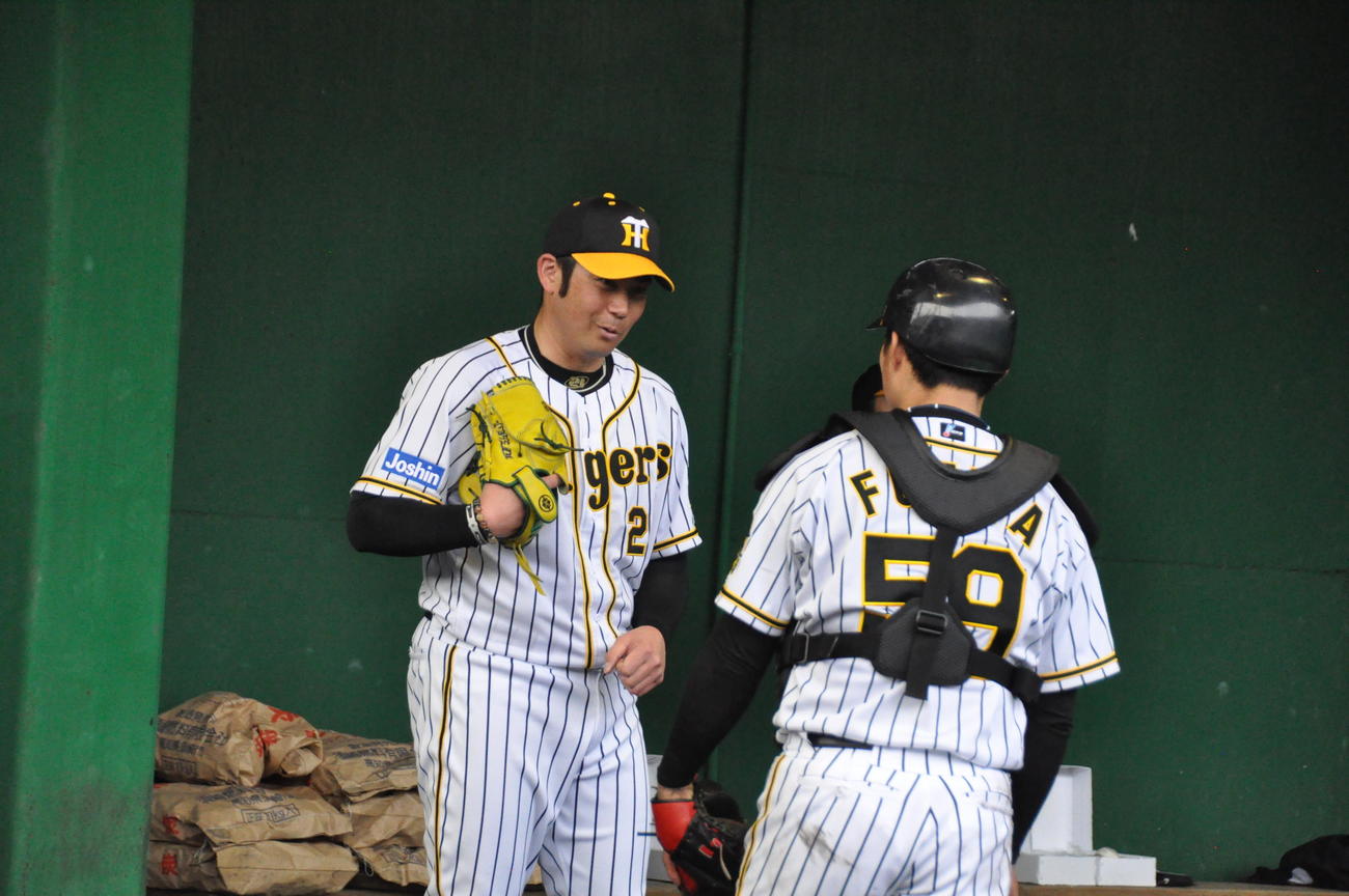 阪神岩田はドラフト5位藤田健斗捕手（18＝中京学院大中京）にサインの出し方などをアドバイスする
