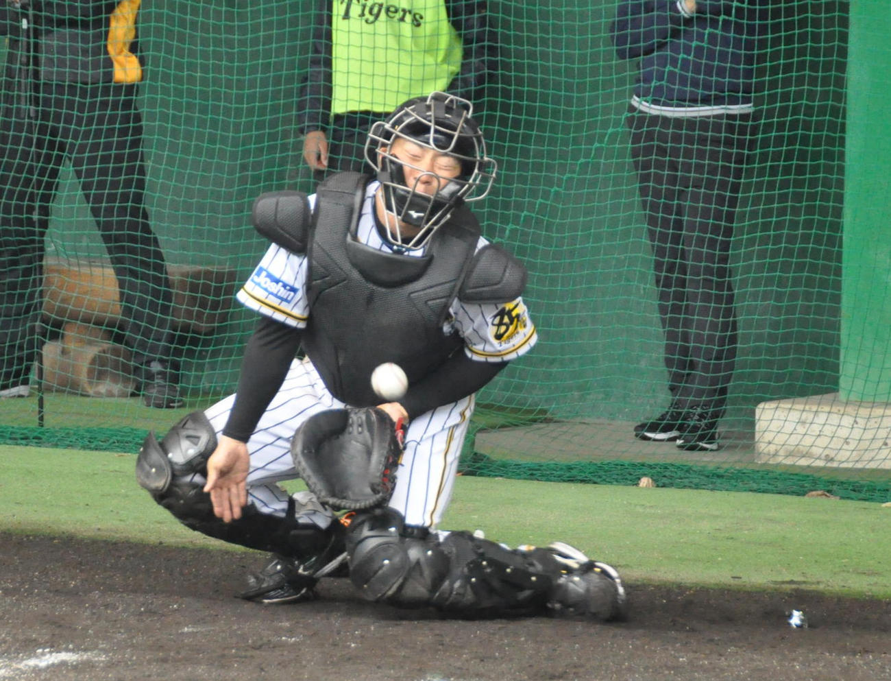 ドラフト5位藤田健斗捕手（18＝中京学院大中京）は岩田の球を体で止める