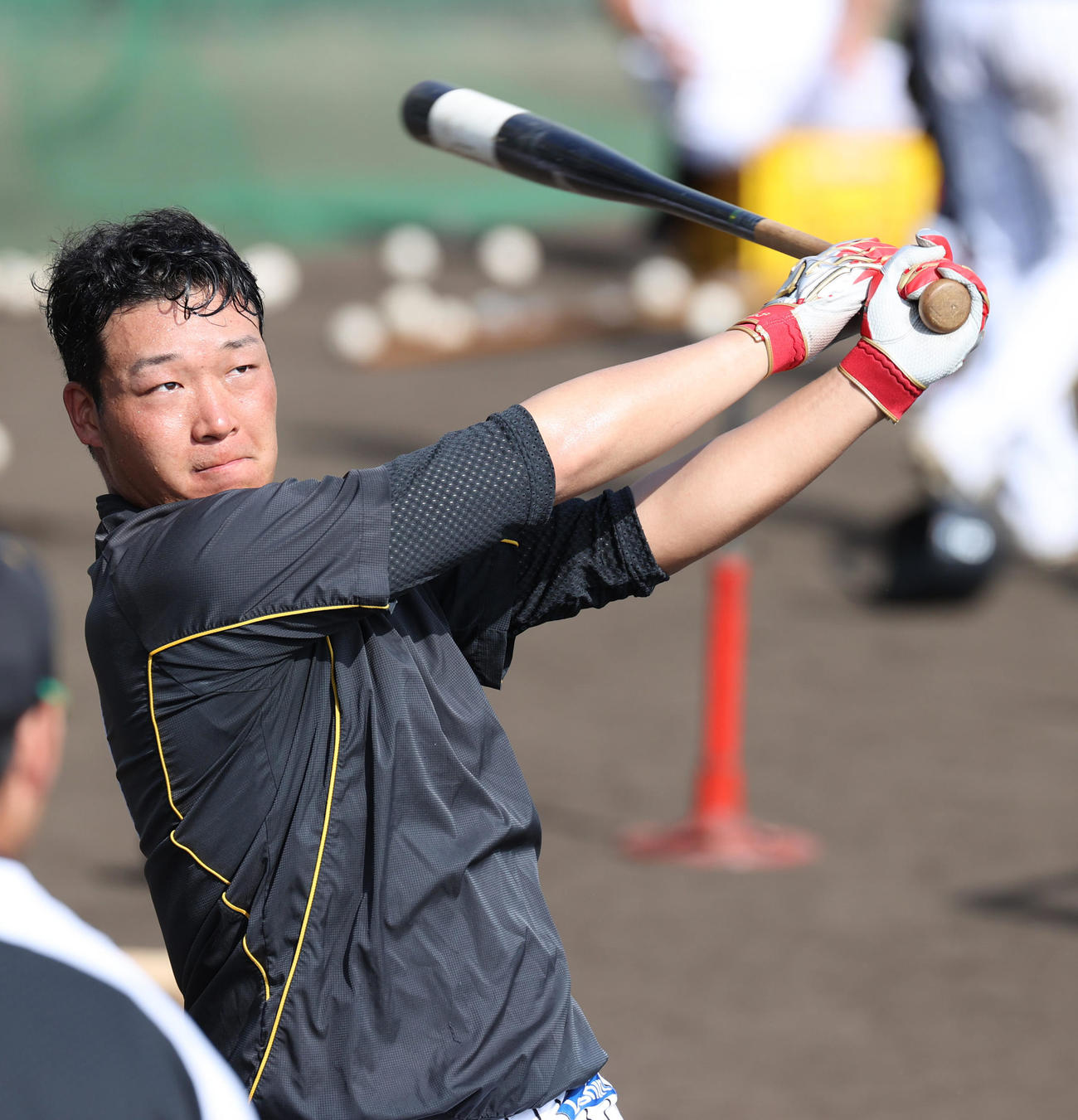 ロングティーを行う大山悠輔（撮影・清水貴仁）