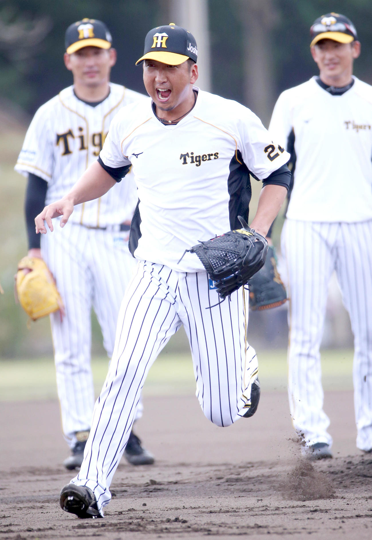 投内連係で軽快な動きを見せる藤川（撮影・上山淳一）