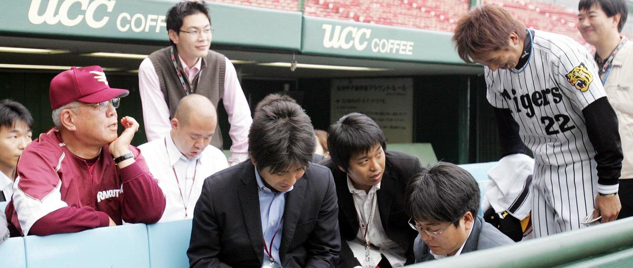 06年5月、楽天戦の試合前に野村監督（左端）に一礼する藤川