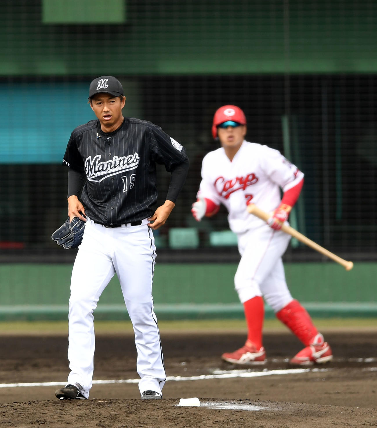 広島対ロッテ　1回裏広島無死、田中広を三振に仕留めるロッテ唐川（撮影・横山健太）