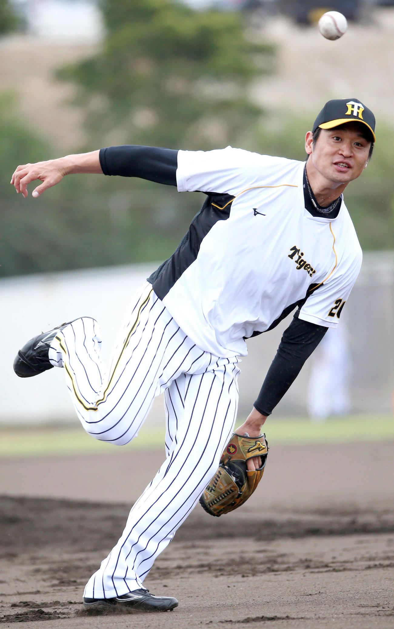 投内連係で笑顔を見せる阪神中田（撮影・上山淳一）