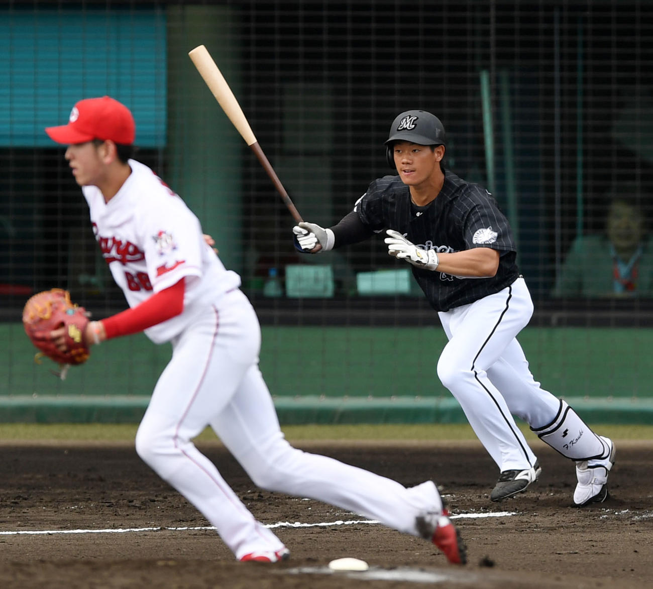 練習試合　広島対ロッテ　2回表ロッテ無死一塁、右前打を放つ福田光（撮影・横山健太）