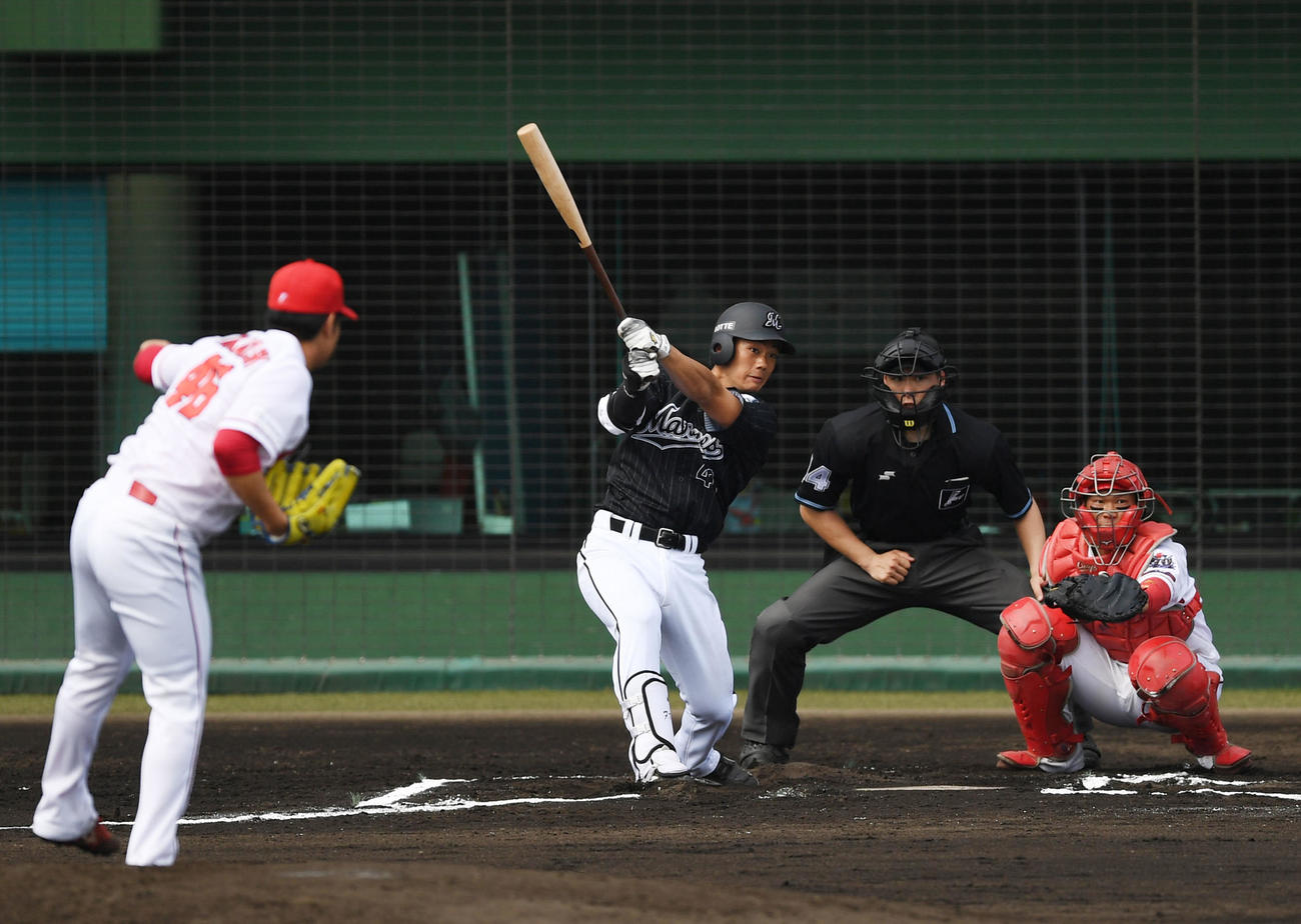 練習試合　広島対ロッテ　6回表ロッテ2死、左前打を放つ福田光（撮影・横山健太）