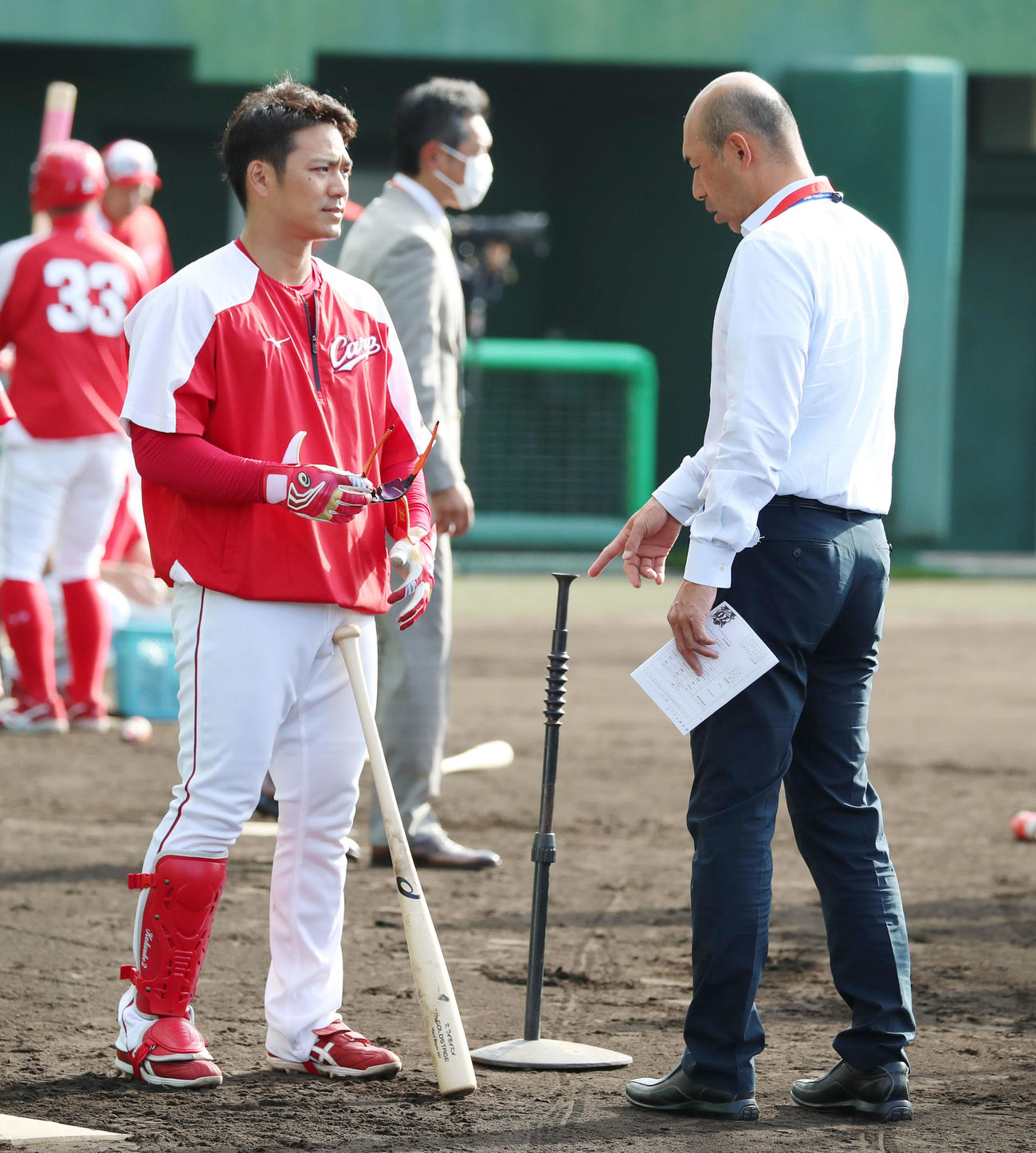 練習中の田中広輔（左）と言葉を交わす和田一浩氏（撮影・加藤哉）