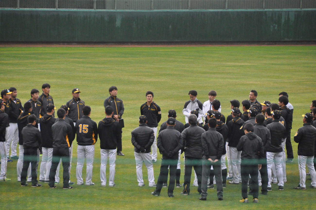 阪神板山（中央）は練習前の声だしを行う