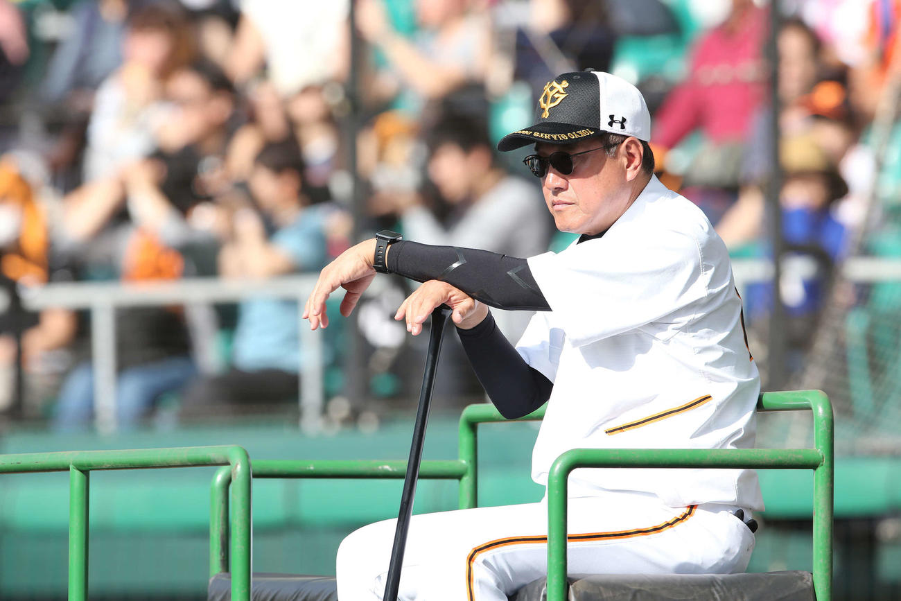 沖縄でのキャンプ初日を迎え真剣な表情で練習を見つめる巨人原監督（撮影・河野匠）
