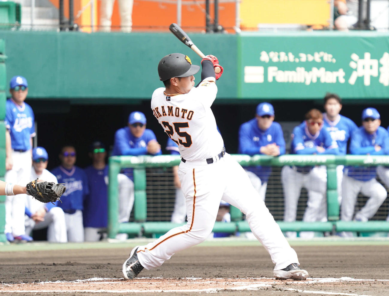 サムスン対巨人　1回裏巨人2死二塁、岡本は先制の適時打を放つ（撮影・加藤諒）