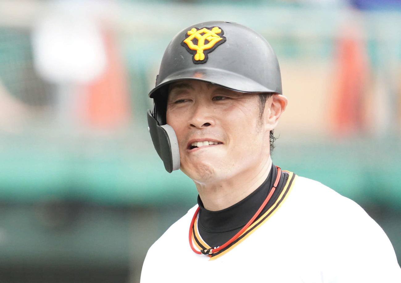 サムスン対巨人　2回裏巨人2死満塁、亀井は見逃し三振に倒れて唇を噛む（撮影・加藤諒）