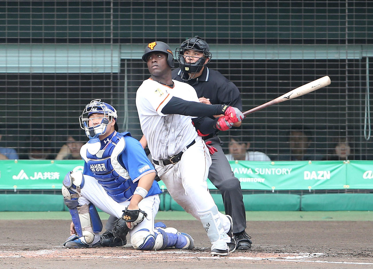 巨人対サムスン　5回裏巨人1死二塁、右越え適時二塁打を放つモタ（撮影・河野匠）