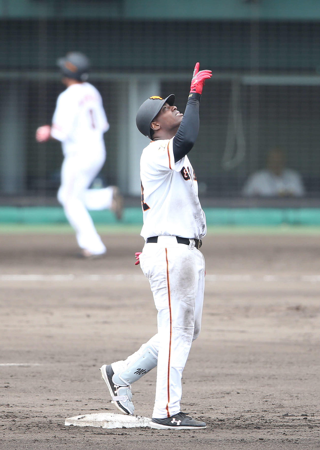 巨人対サムスン　5回裏巨人1死二塁、右越え適時二塁打を放ち天を指さすモタ（撮影・河野匠）