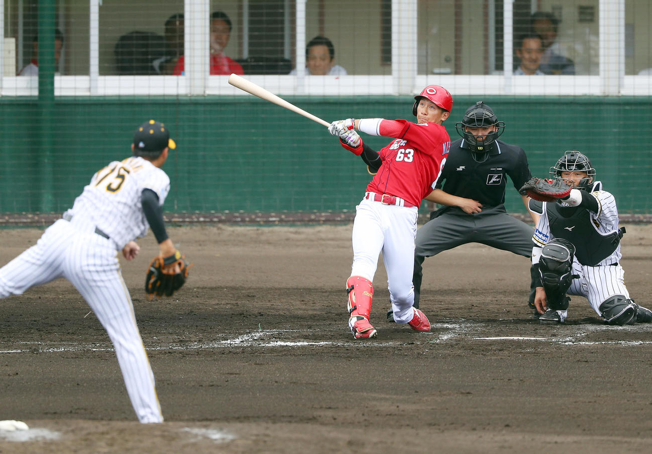 阪神対広島　3回表広島1死、先制の右越え本塁打を放つ西川。投手横山（撮影・前田充）