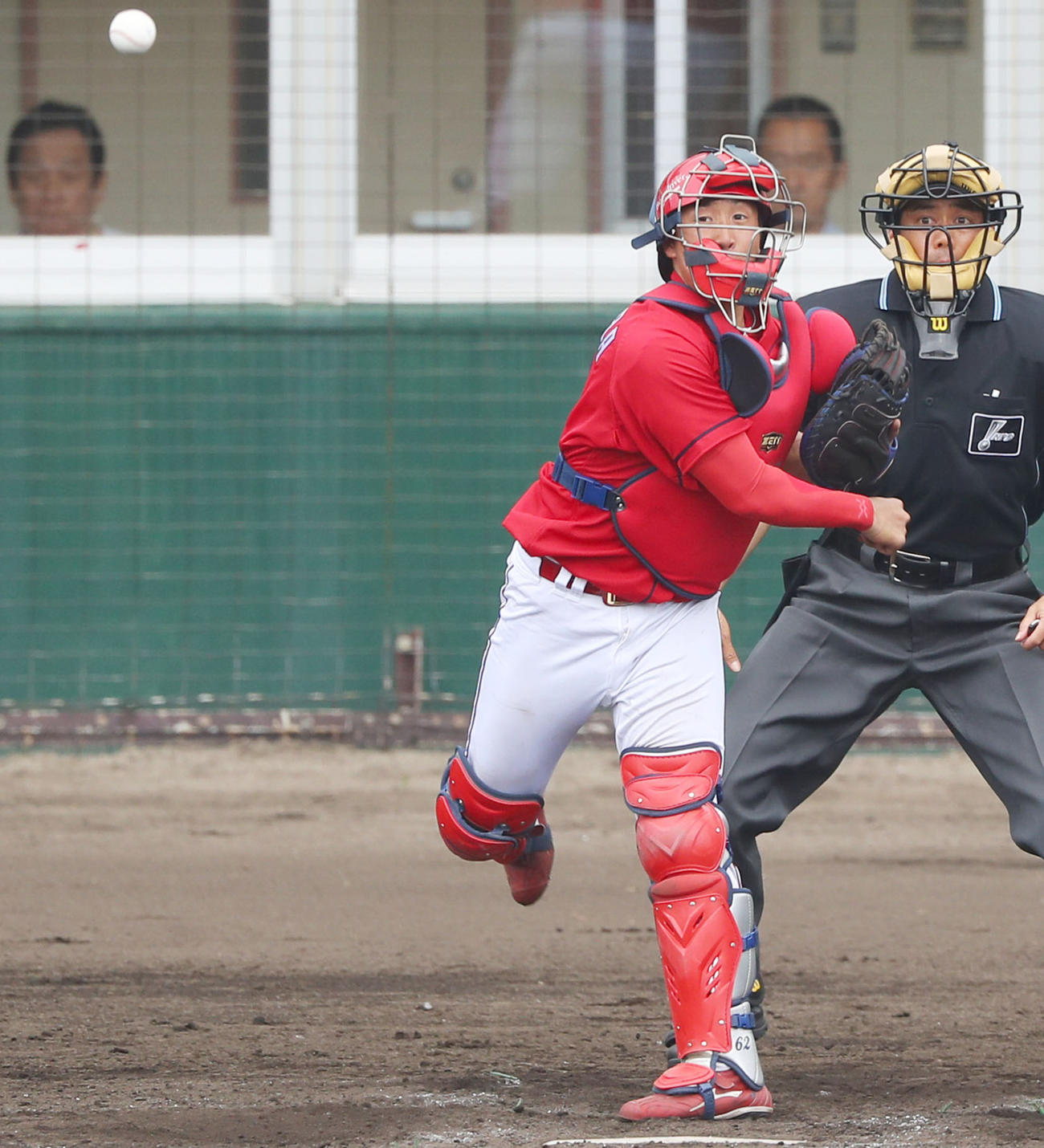 練習試合　阪神対広島　5回裏阪神2死一、三塁、一走近本の二塁盗塁を阻止する石原貴（撮影・前田充）