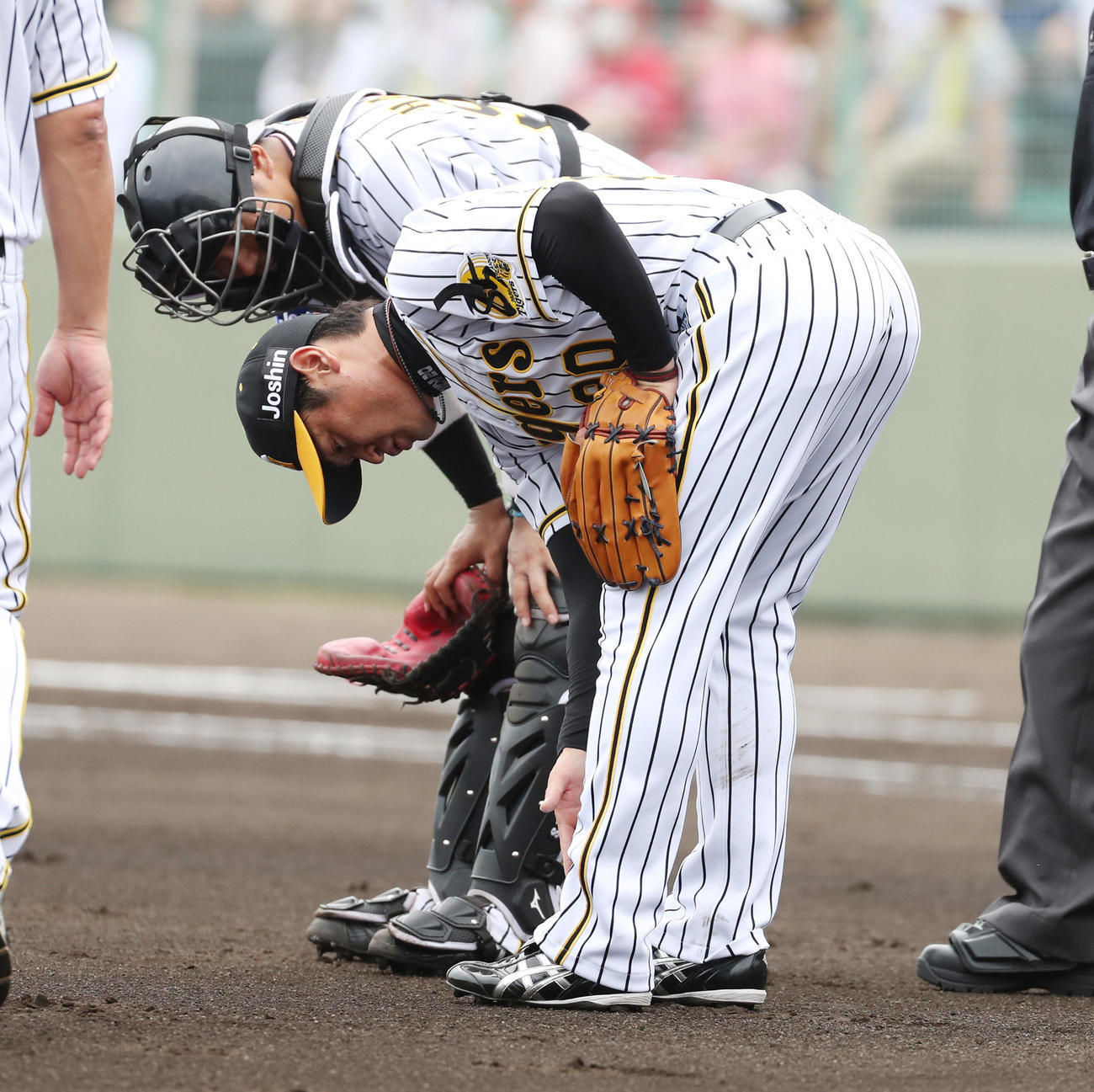練習試合阪神対広島　4回表広島2死一塁、堂林の打球が足に直撃し降板となる中田（撮影・清水貴仁）